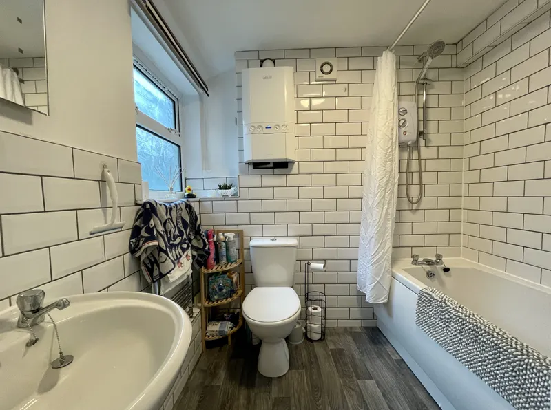 Spacious 2 Bed House // JUL 2026 - Image 2